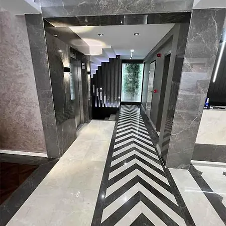Forever 21 Hotel *