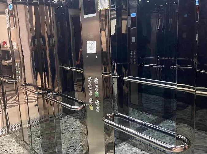 Ξενοδοχείο Forever 21 *