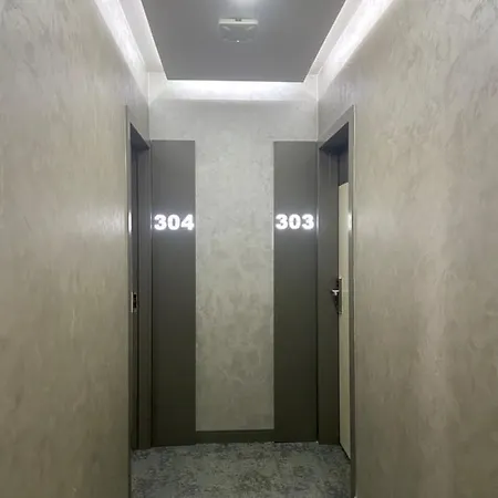 Forever 21 Hotel *